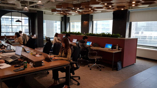 SK이노베이션은 지난 1일부터 서린사옥 본사 14~19층 공유오피스 리모델링을 마치고 1차 오픈을 했다. 직원들이 공유오피스에서 근무하고 있는 모습. SK이노베이션 제공